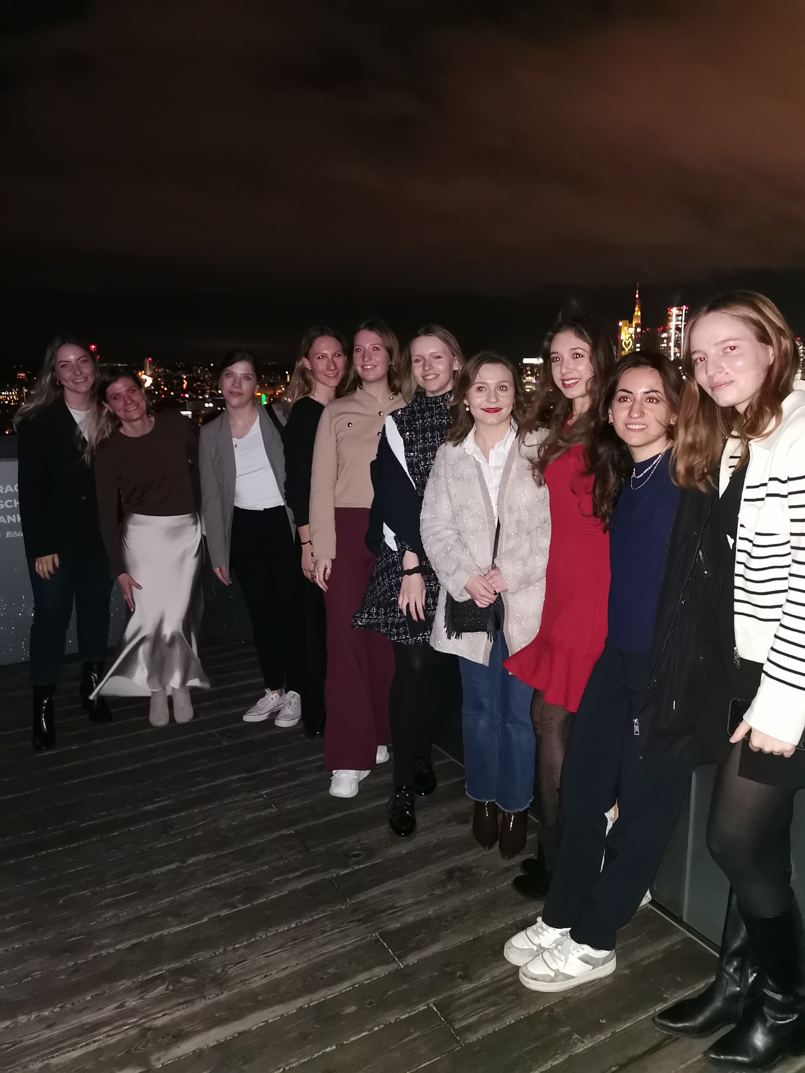 Die M�dels der JU vor der imposanten Kulisse der Skyline von Frankfurt.