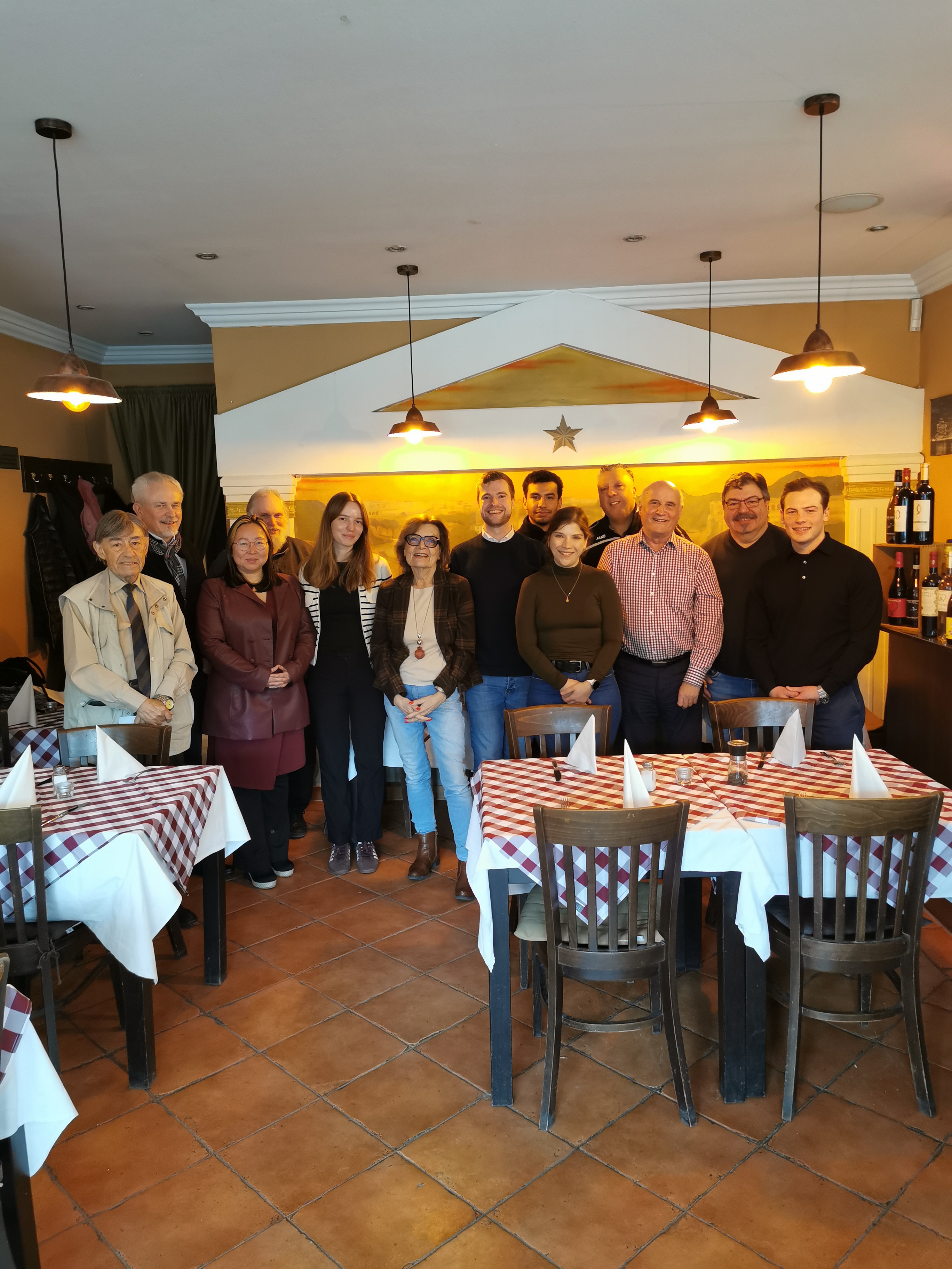 Die JU Kandidatinnen und Kandidaten inmitten der G�ste des Sonntagskaffees.